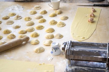 evde dolma mantı hazırlanıyor