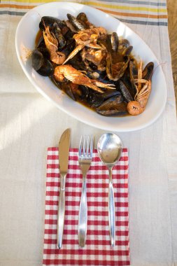 karides ve midye ile balık çorbası