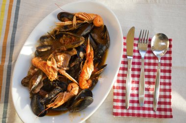 karides ve midye ile balık çorbası