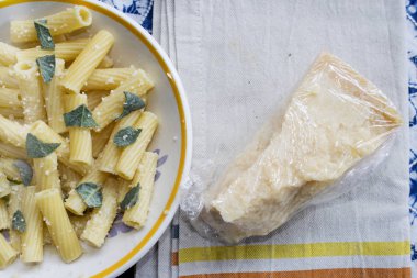 makarna tereyağı adaçayı ve parmesan peyniri