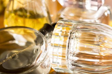 Işıklar renkleri ve parfüm şişeleri ile yansımaları