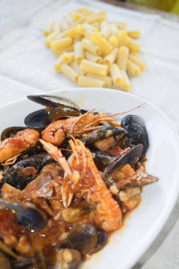 karışık deniz ürünleri sos makarna için