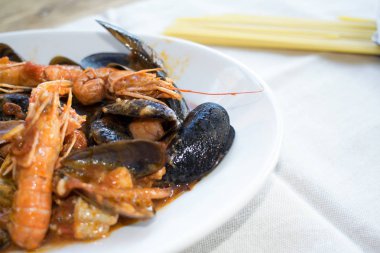 karışık deniz ürünleri sos makarna için