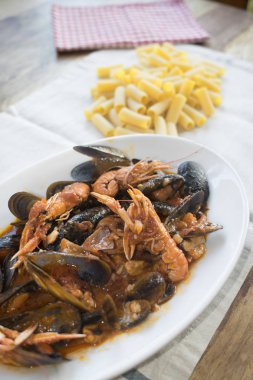 karışık deniz ürünleri sos makarna için