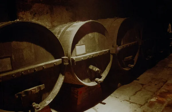 고 대 지하실에서 와인의 오래 된 카스크 — 스톡 사진