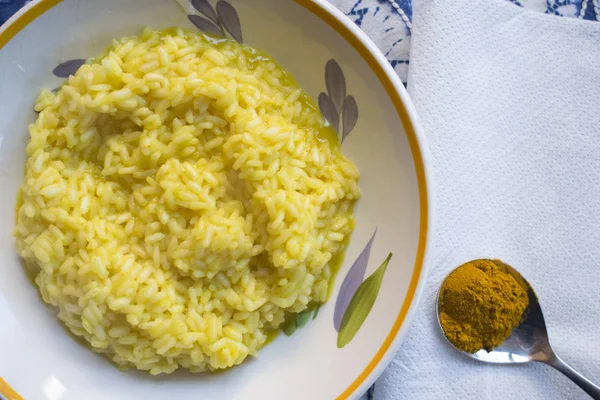 Riso allo zafferano con un cucchiaio del suo ingrediente principale — Foto Stock