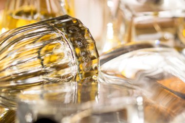 renkler ışıkları ve parfüm şişeleri yansımalar