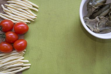 taze domates ve mantarlı makarna