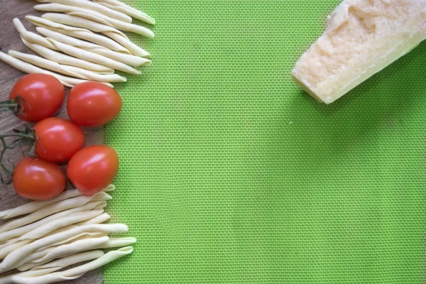 Macaroni met verse tomaten en Parmezaanse kaas cheese.flat leggen — Stockfoto