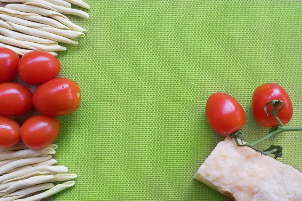 Macarrão com tomates frescos e queijo parmesão.flat lay — Fotografia de Stock