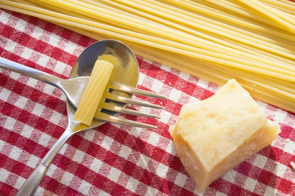 Massa e queijo parmesão — Fotografia de Stock