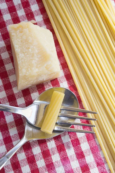 Massa e queijo parmesão — Fotografia de Stock