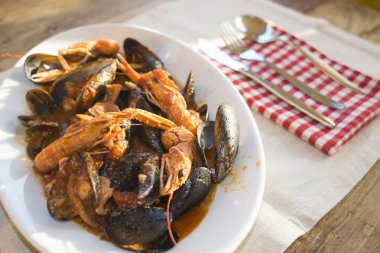 bir servis çanak balık çorbası