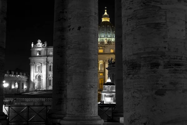 Szent Péter-bazilika Rómában fekete-fehér és színes — Stock Fotó