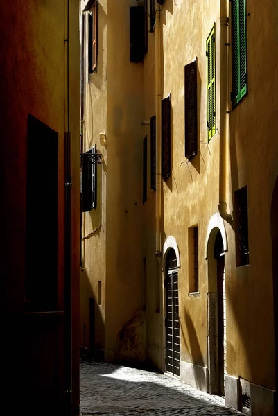 Ruelle de la ville avec volets colorés — Photo