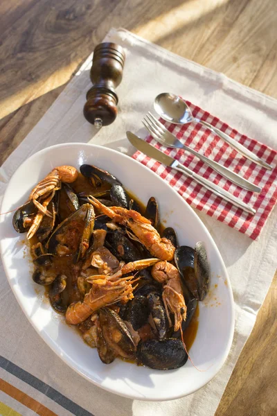 bir servis çanak balık çorbası