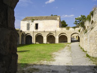 eski bir manastır iç Mahkemesi