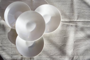 üst üste beyaz küçük daire 