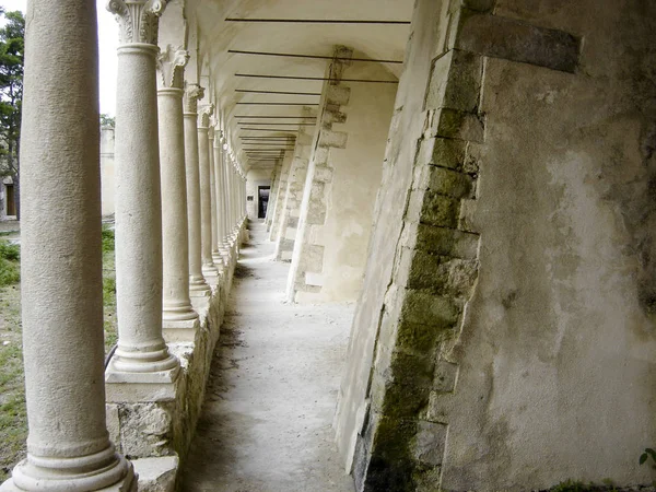 Colunata da corte interior de um mosteiro — Fotografia de Stock