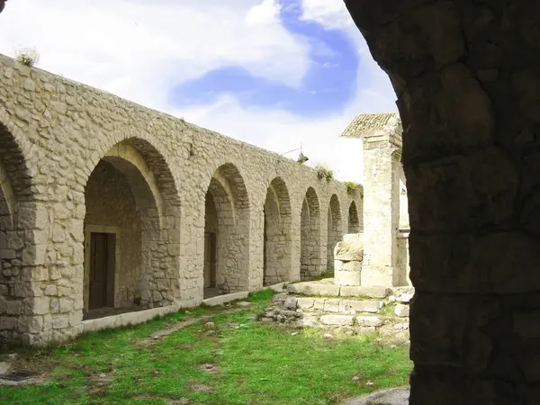 Tribunal interior de um mosteiro antigo — Fotografia de Stock