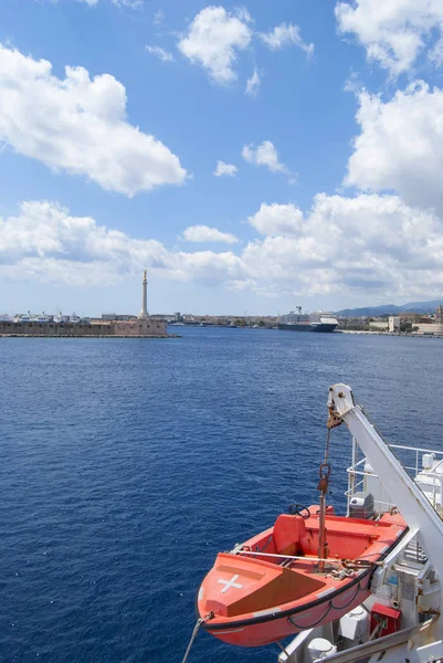 Bejárat a Messina port — Stock Fotó