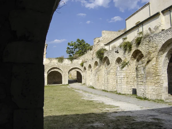 Внутренний двор древнего монастыря — стоковое фото