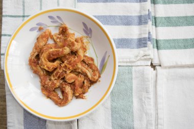 Beyaz bir tabak içinde Roma tarzını işkembe