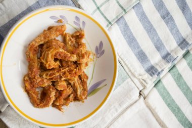 Beyaz bir tabak içinde Roma tarzını işkembe