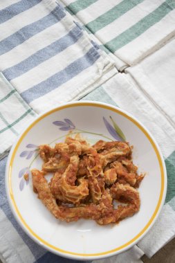 Beyaz bir tabak içinde Roma tarzını işkembe