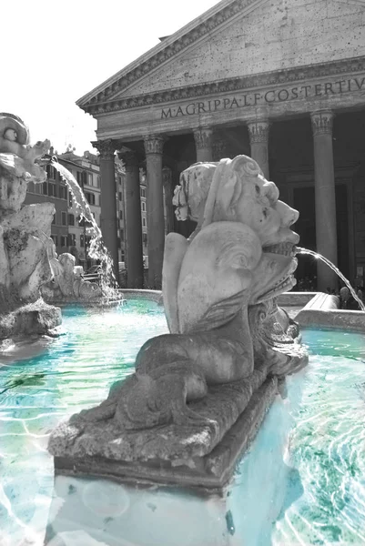 Pantheon im Blick durch den Brunnen — Stockfoto