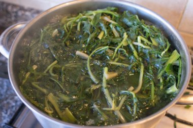 tencerede kaynar su ile sebze yemek