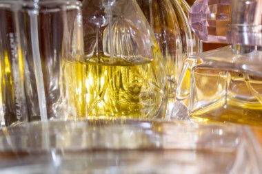 ışıklar ve parfüm şişeleri dokular