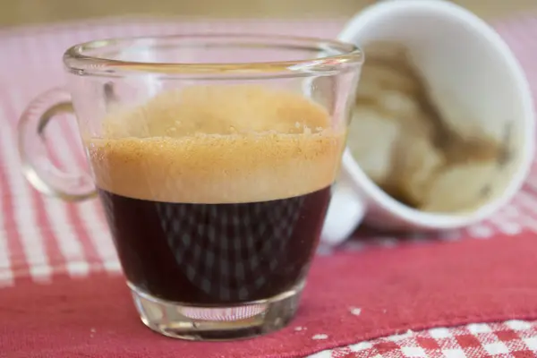 Expreso extra fuerte en una taza de vidrio — Foto de Stock