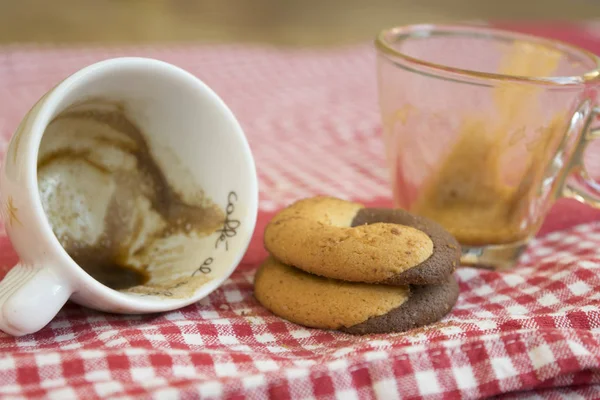 Салат кава в порожніх чашках і печиво на сніданок — стокове фото