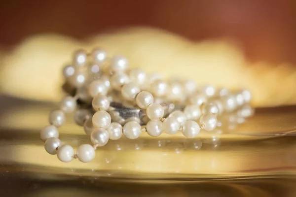 Parel ketting gelegd op een houten vliegtuig — Stockfoto