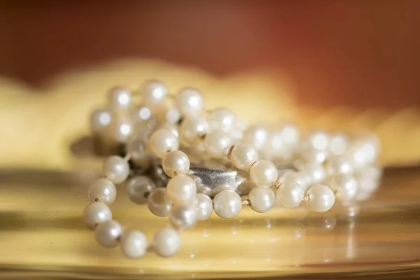 Collar de perlas colocado en un plano de madera —  Fotos de Stock