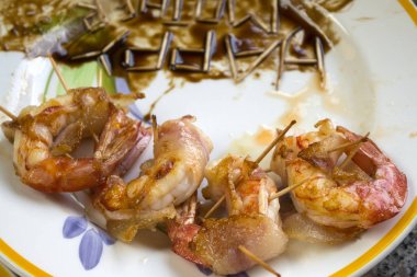 Kral sarılmış gevrek domuz pastırması karides