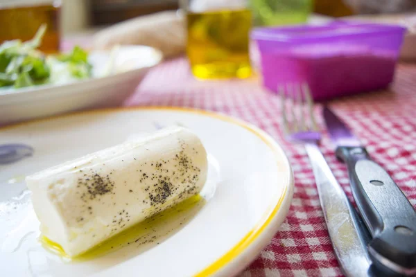 Caprino kaas gekruid met olijfolie en zwarte peper — Stockfoto