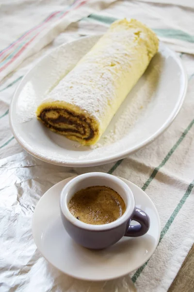 Expresso café e bolo de rolo suíço — Fotografia de Stock