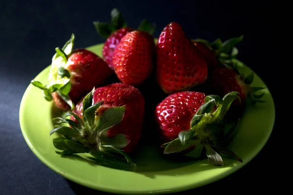 Haufen frischer Erdbeeren — Stockfoto