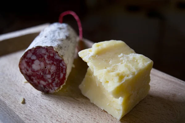 Salami y queso parmesano — Foto de Stock