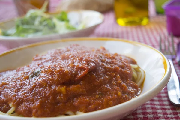 Espaguete no molho de tomate — Fotografia de Stock