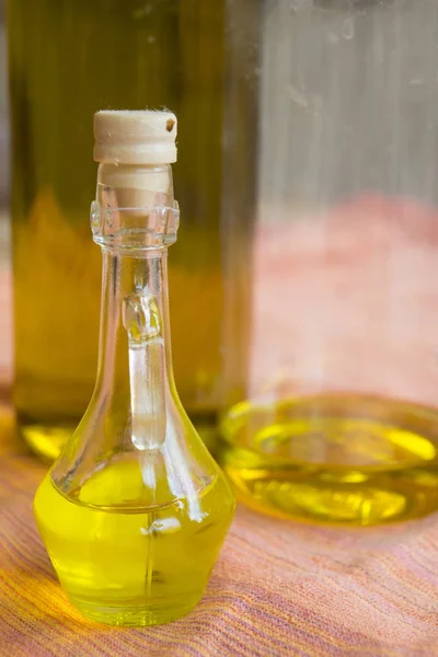 Cruet de óleo de vidro com azeite — Fotografia de Stock