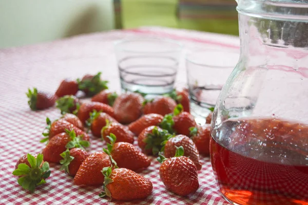 Jus de fruits et fraises fraîches — Photo