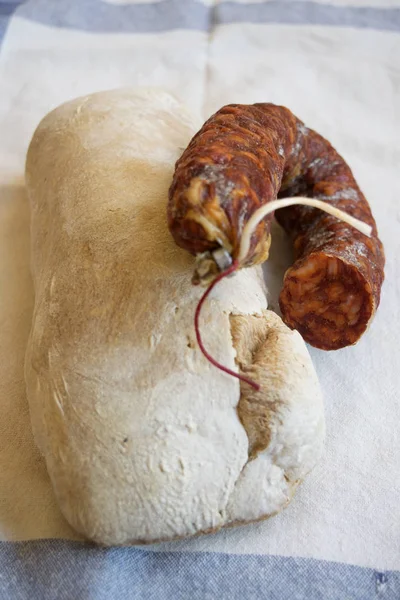 Pane lungo e salsiccia chorizo — Foto Stock