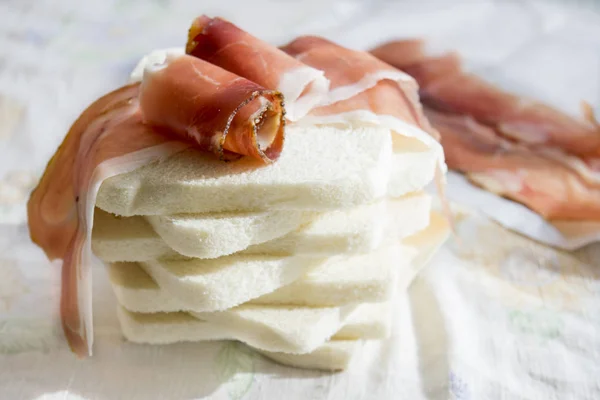 Sendvič s náplní ze špeku nebo Italská uzená šunka — Stock fotografie
