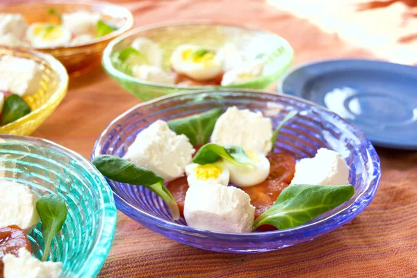 Gemengde aperitiefhapje met kaas en eieren — Stockfoto