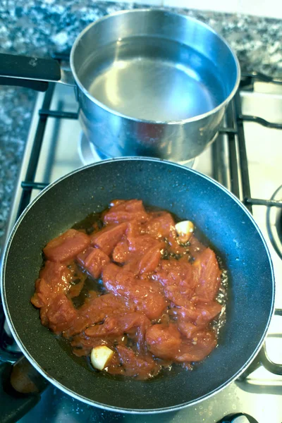 Preparação de molho com tomates pelados — Fotografia de Stock