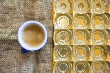 Jüt çanta üzerinde kısa İtalyan espresso fincan