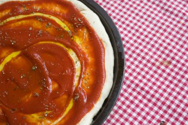 Marinara piza witj domates sosu ve zeytinyağı hazırlanıyor